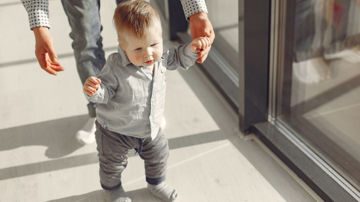 Bebê aprendendo a andar